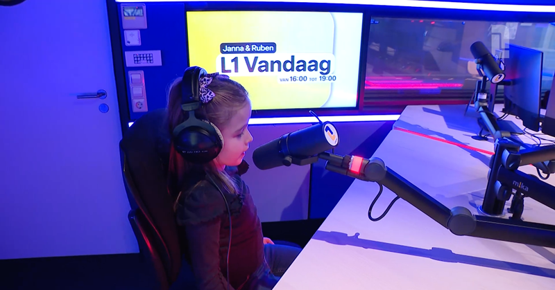 Blinde Elena oefent al met eigen show om radio-dj te worden