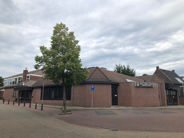 Foto van de hoofdingang van gemeenschapshuis D'n Haammaeker in Neer.